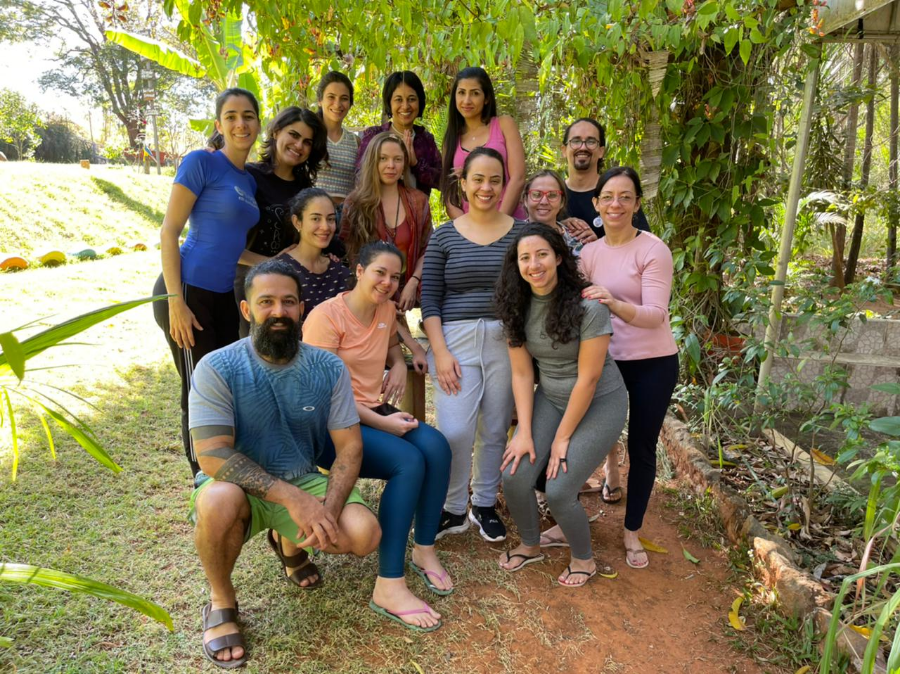 A turma reunida no jardim
